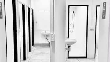 Studiolejlighed | Badeværelse | Bruser, håndklæder, Sæbe, Shampoo