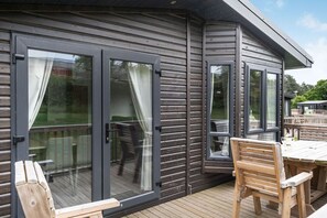 Outdoor dining - Brayford Lodge (Pet), Louth (Louth)