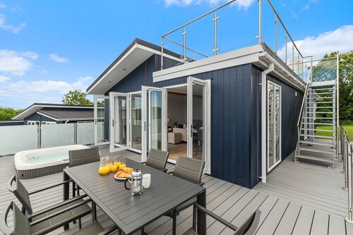 Sonnet 3 Roof Terrace Spa, Carmarthen