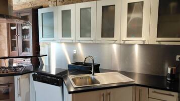 Een koelkast, een microgolfoven, een oven, een kookplaat