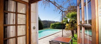 Le Caillou possède une très grande piscine chauffée