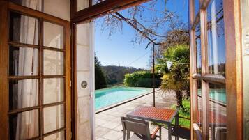 Een buitenzwembad en een verwarmd zwembad