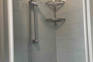 Ducha, artículos de tocador gratuitos, secador de pelo, batas