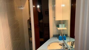 Dusche, kostenlose Toilettenartikel, Haartrockner, Bademäntel
