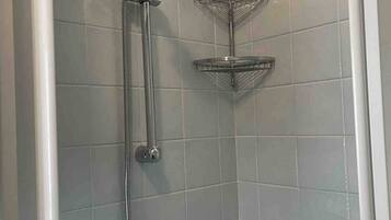 Douche, articles de toilette gratuits, sĂšche-cheveux, peignoirs