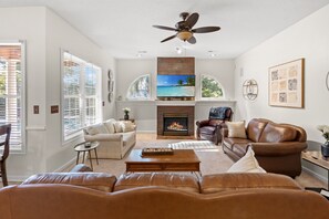 Smart TV, fireplace - Renovated 4 Br House w/Private Pool/Hot Tub (Myrtle Beach)