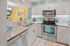 Fridge, microwave, oven, stovetop - Kingston -Arrowhead 210  w/Elevator, Pool & beach (Myrtle Beach)