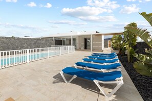 A heated pool - Casa Manuel by Escape Home (Playa Blanca)