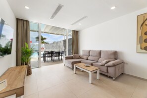 TV - Casa Manuel by Escape Home (Playa Blanca)