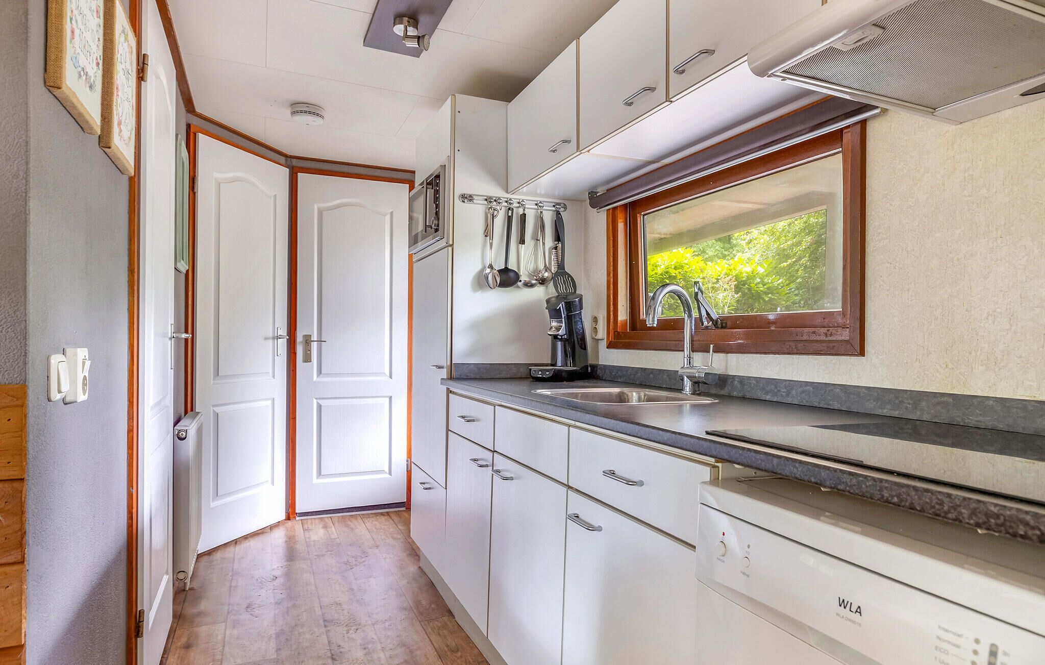 Réfrigérateur, plaque de cuisson, lave-vaisselle, cafetière/bouilloire