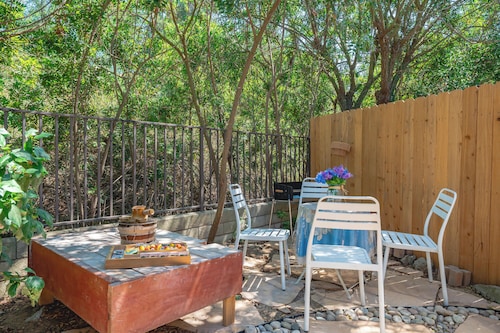 Modern Cozy Stay w Outdoor Patio Grill