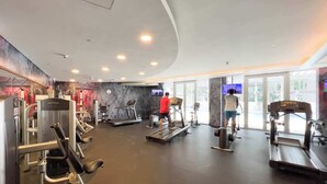 Ein Fitnessstudio mit Laufbändern, Crosstrainern und Gewichtsmaschinen.