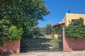 House | 1 bedroom, Internet - Sunshine Home - Peaceful Garden Escape Parking (Aigialeia)