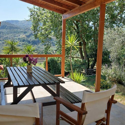 Sunshine Home - Peaceful Garden Escape Parking