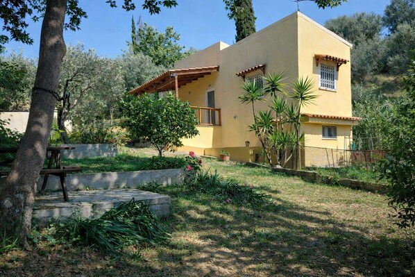 House | 1 bedroom, Internet - Sunshine Home - Peaceful Garden Escape Parking (Aigialeia)