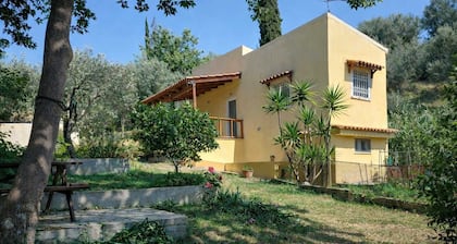 Sunshine Home - Peaceful Garden Escape Parking