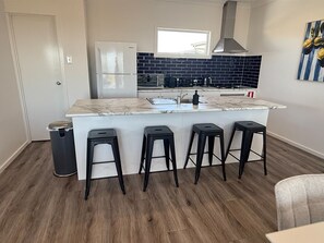 Mikroaaltouuni, uuni, astianpesukone, leivänpaahdin