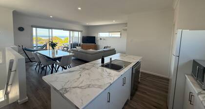 Hilltopia - Beachfront! Pool table! Free Wifi!