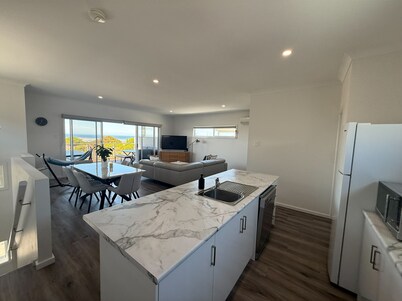 Hilltopia - Beachfront! Pool table! Free Wifi!