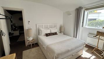 Casa, 3 habitaciones, patio | Tabla de planchar con plancha, cuna de viaje, wifi gratis y ropa de cama