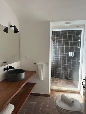 บ้านพัก, 3 ห้องนอน, ลานระเบียง | ห้องน้ำ