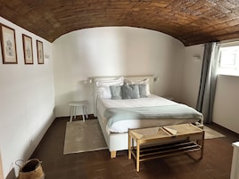 Casa, 3 habitaciones, patio | Tabla de planchar con plancha, cuna de viaje, wifi gratis y ropa de cama