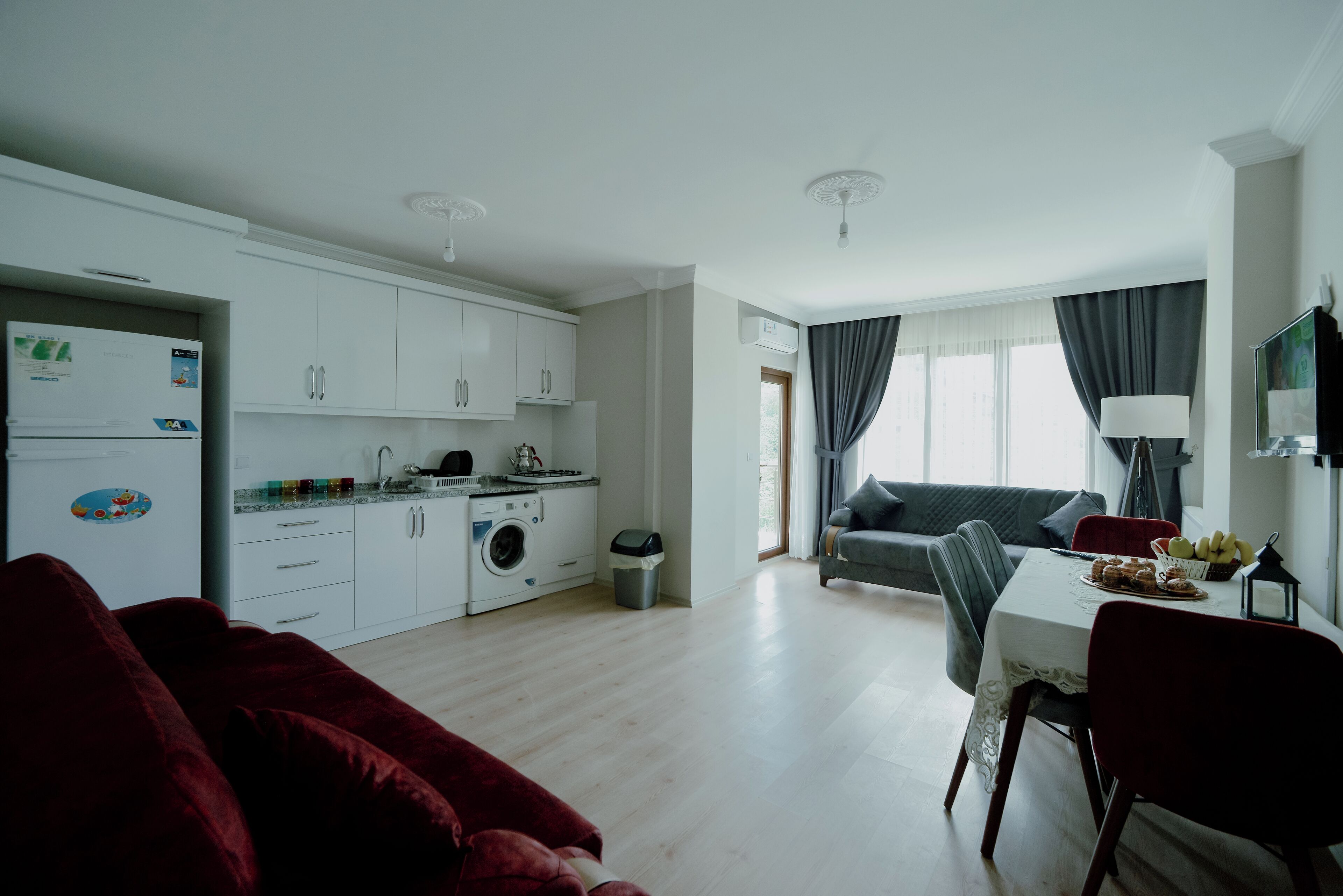 Un appartement moderne comprenant une cuisine, un coin repas et un salon.