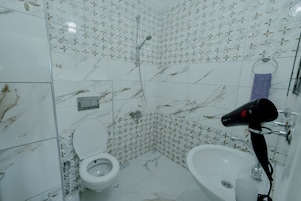 Basic Apart Daire, Deniz Manzaralı | Banyo | Duş, havlu