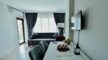 Eenvoudig appartement, uitzicht op zee | Interieur