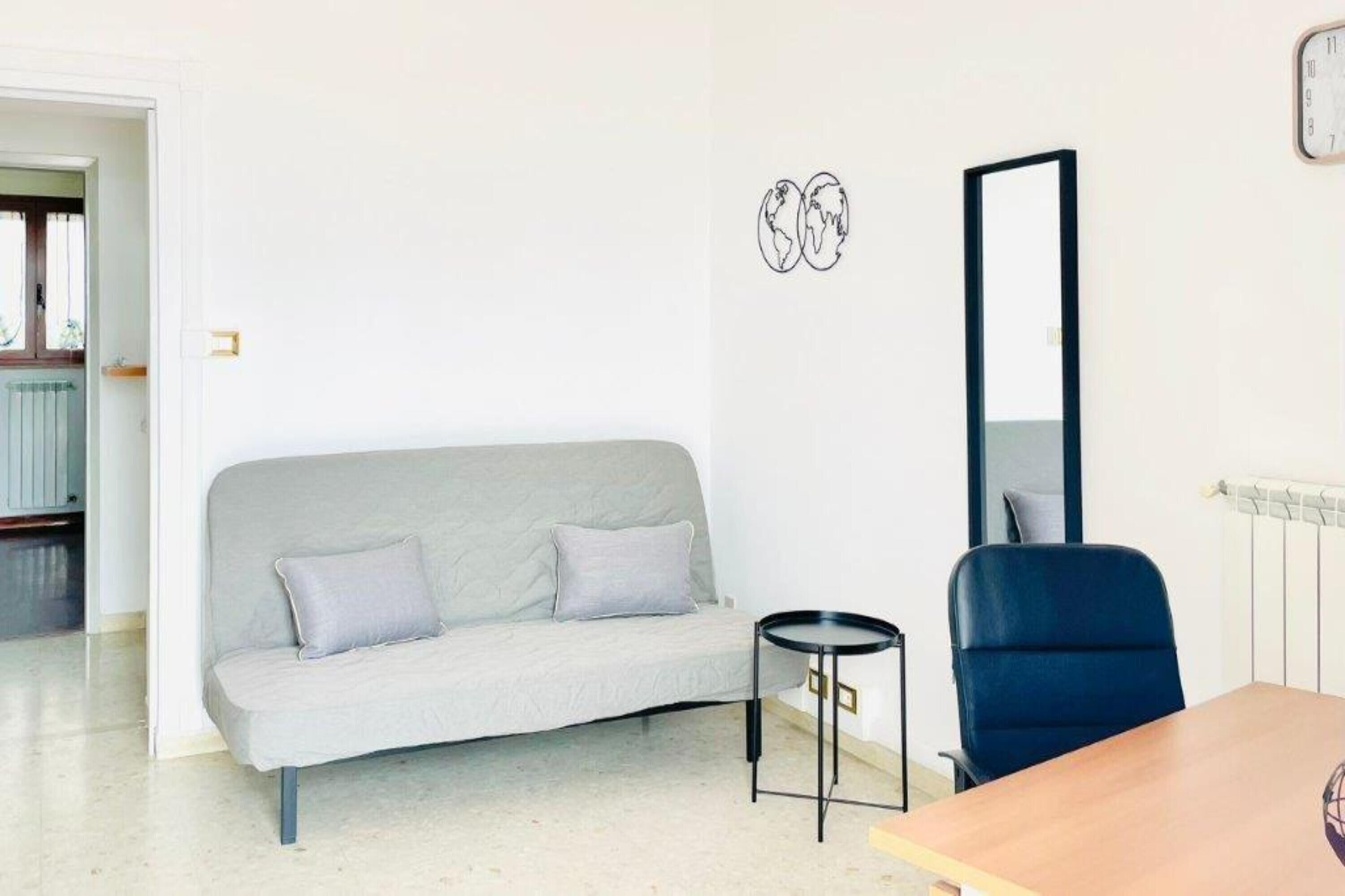 Familie appartement, meerdere slaapkamers (Appartamento Acquamarina - Terracina) | Woonruimte | Een 21-inch televisie met kabelzenders