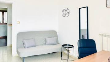 Familie appartement, meerdere slaapkamers (Appartamento Acquamarina - Terracina) | Woonruimte | Een 21-inch televisie met kabelzenders