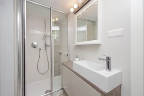 Regadera, secadora de cabello, bidet, toallas 