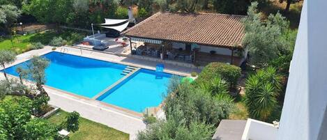 Una piscina al aire libre de temporada