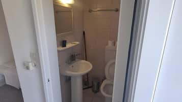 Kahden hengen standard-huone, kaupunkinäköala | Kylpyhuone | Pyyhkeet, saippua, sampoo, vessapaperi