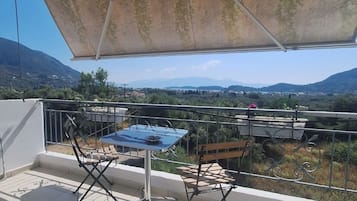 Kahden hengen standard-huone, kaupunkinäköala | Terassi/patio