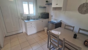 Standard Quadruple Room, City View | Dapur peribadi | Peti sejuk mini, ketuhar, dapur