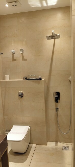 Sabun, sampo,  dan tisu toilet