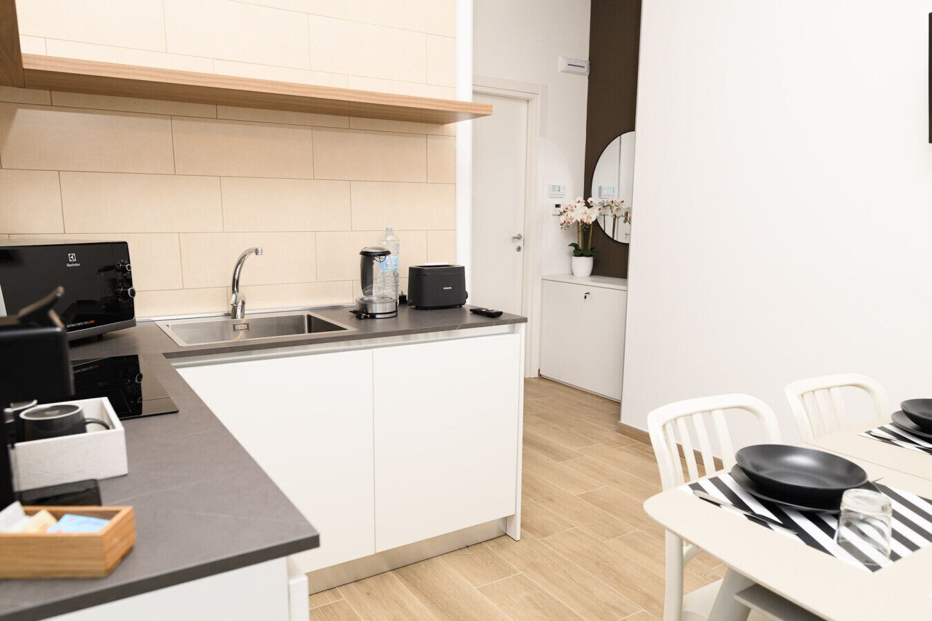 Kühlschrank, Mikrowelle, Herdplatte, Wasserkocher mit Kaffee-/Teezubehör