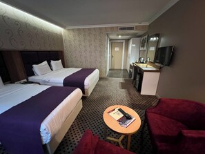 Superior Double Room, City View | Meja, ruang kerja komputer riba, Wi-fi percuma 