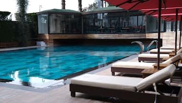 Una piscina al aire libre de temporada