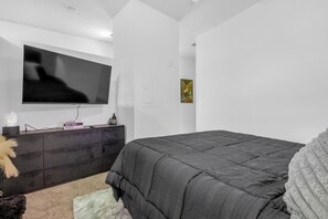 1 bedroom, WiFi, bed sheets - luxury modern Buckhead loft walks to shopping , dining & nightlife (Atlanta)