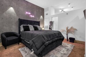 1 bedroom, WiFi, bed sheets - luxury modern Buckhead loft walks to shopping , dining & nightlife (Atlanta)