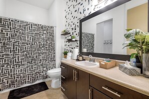Towels, soap, toilet paper - luxury modern Buckhead loft walks to shopping , dining & nightlife (Atlanta)