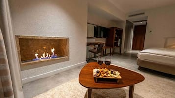 Deluxe Double Room, Balcony, Mountain View | Interior