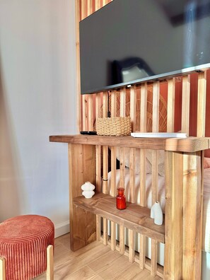Tabla de planchar con plancha, wifi, ropa de cama