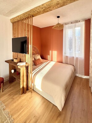Tabla de planchar con plancha, wifi, ropa de cama