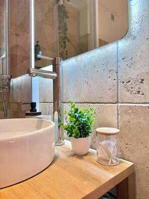 Hiustenkuivaaja, pyyhkeet, saippua, vessapaperi