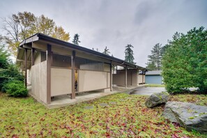 House (4 Bedrooms) | Interior - Duplex Group Getaway 3 Mi to Dtwn Bellevue! (Bellevue)