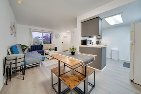 Interior. Duplex Group Getaway 3 Mi to Dtwn Bellevue!