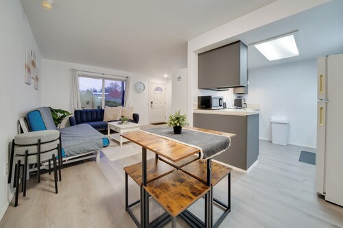 Duplex Group Getaway 3 Mi to Dtwn Bellevue!